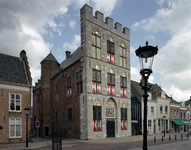 116752 Gezicht op het Stadhuis (Voorstraat 30) te Vianen.